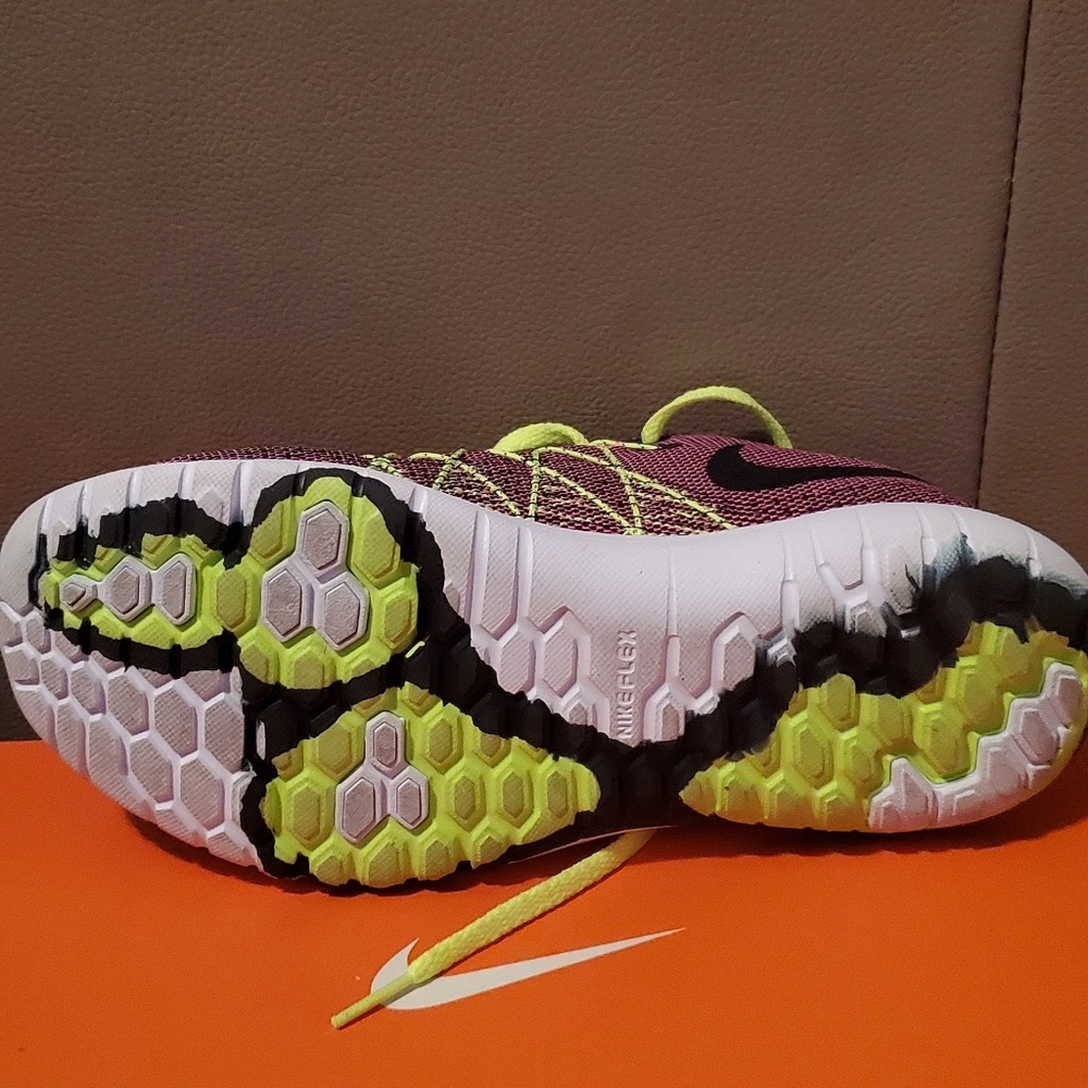 Nike Girls - Picture 4 of 5